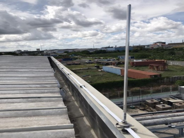ติดตั้งฐานและหัวล่อฟ้าขนาดความยาว 1000mm และ 600mm